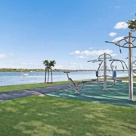 Lowset Home On The Canal - Dolphin Dr, Bongaree Bagian luar foto