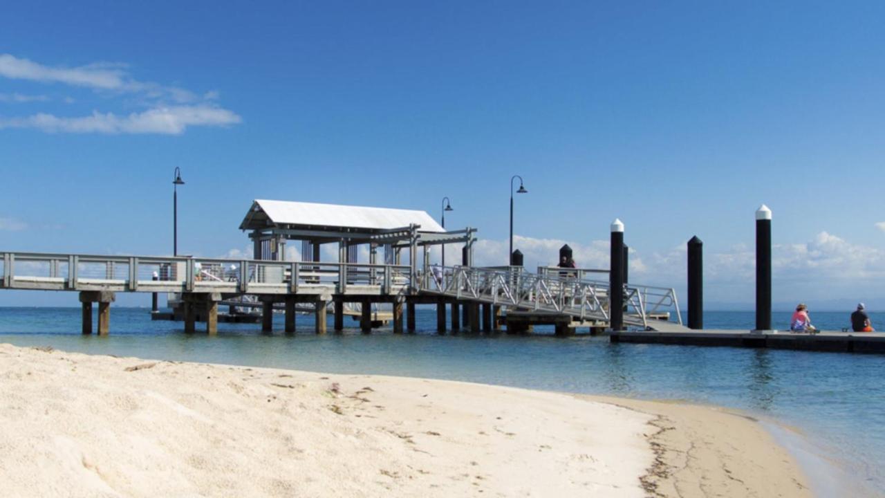 Lowset Home On The Canal - Dolphin Dr, Bongaree Bagian luar foto
